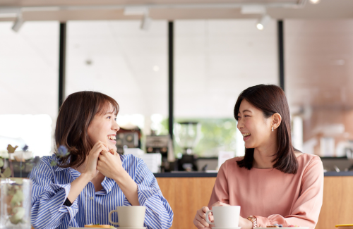 会話する女性