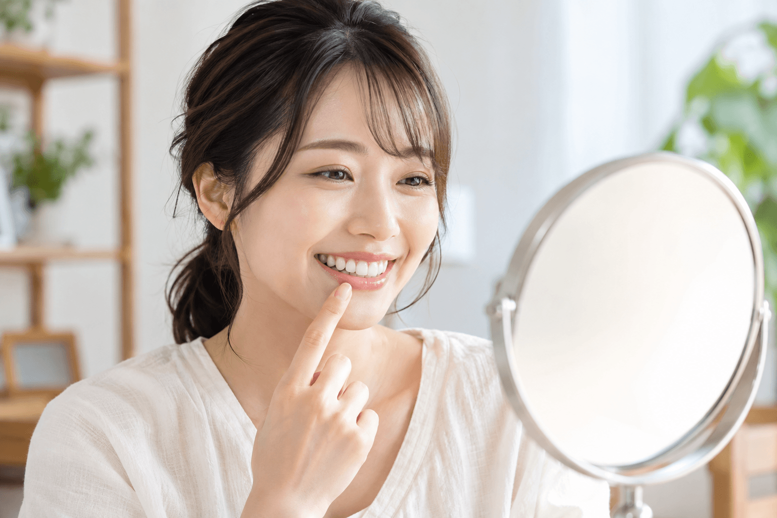 セラミック治療後の口元を鏡で確認するイメージ